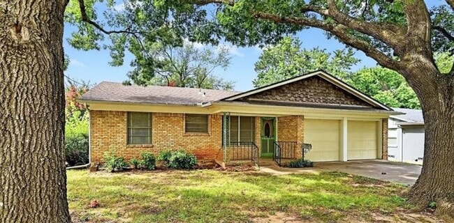 1402 Hillcrest Dr in Sherman, TX - Building Photo - Building Photo