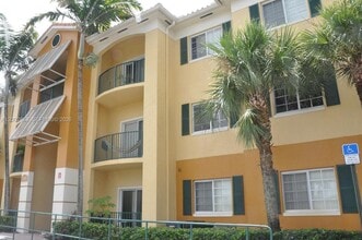 7330 NW 114th Ave, Unit 201-5 in Doral, FL - Foto de edificio - Building Photo