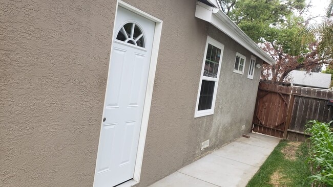8132 Murietta Ave, Unit 1 in Panorama City, CA - Foto de edificio - Building Photo