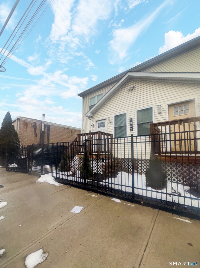 1042 Iranistan Ave in Bridgeport, CT - Building Photo - Building Photo