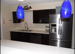 132 Shadow Ln in Las Vegas, NV - Foto de edificio - Building Photo