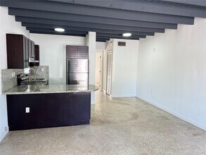 1222 SW 30th Ct in Miami, FL - Foto de edificio - Building Photo