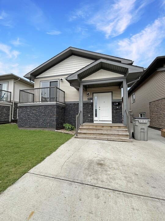 9913-99109 109 Ave in Grande Prairie, AB - Building Photo
