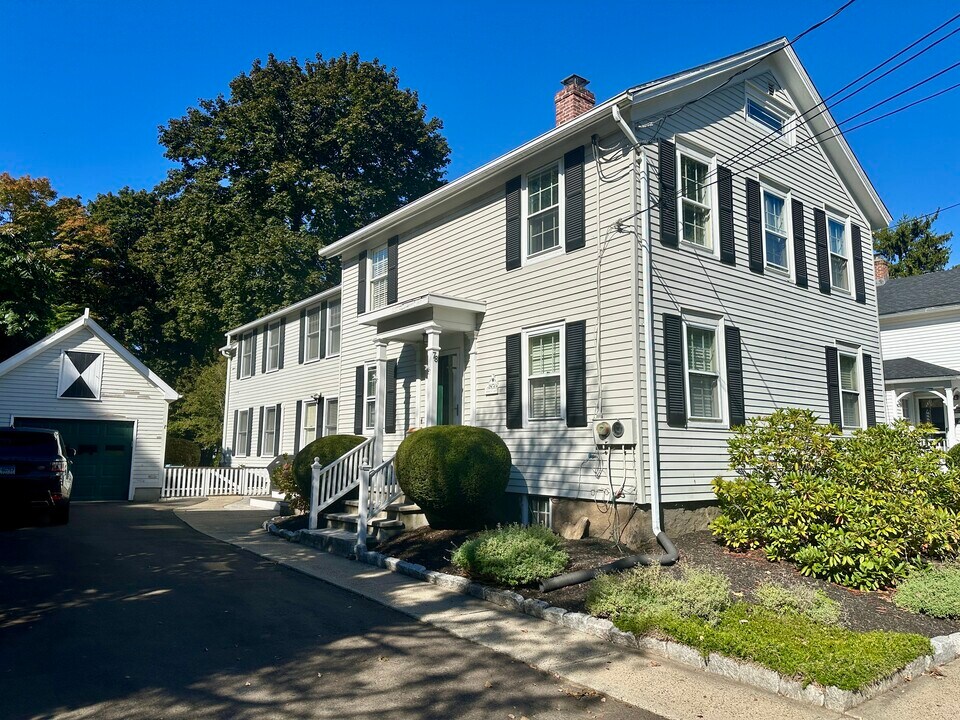 78 State St in Guilford, CT - Building Photo