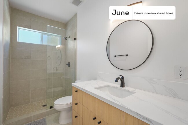 Room in Shared 4 bed/3 bath home, Unit D in Los Angeles, CA - Building Photo - Building Photo