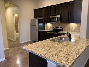 293 Joanne Lp-Unit -B in Buda, TX - Foto de edificio - Building Photo