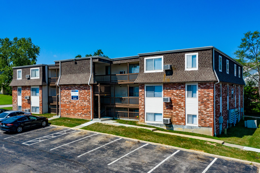 Clairborne Court Apartments in Olathe, KS | ApartmentHomeLiving.com