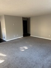 1620 Kent Des Moines Rd, Unit A in Seattle, WA - Foto de edificio - Building Photo