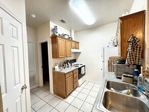412 Burleson St-Unit -102 in San Marcos, TX - Building Photo - Building Photo
