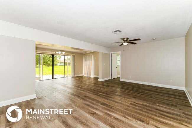 907 East 3rd Street in Lehigh Acres, FL - Foto de edificio - Building Photo