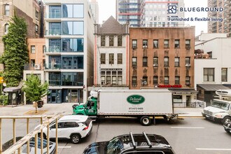 246 E 53rd St in New York, NY - Foto de edificio - Building Photo