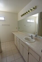 1136 W Damron Ave in Tulare, CA - Building Photo - Building Photo