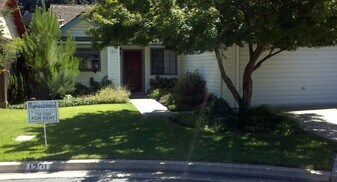 1231 W Whispering Pnes Ct in Visalia, CA - Building Photo