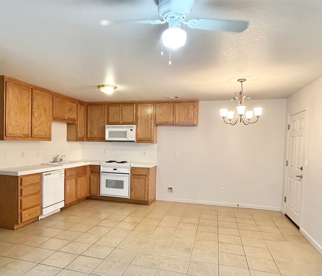 451 Pearl Pl in Manteca, CA - Foto de edificio - Building Photo