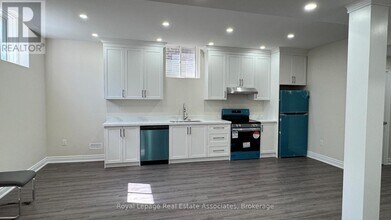 42 Boulton Trl in Oakville, ON - Building Photo - Building Photo