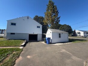 112 W Hartford Rd in Newington, CT - Building Photo - Building Photo