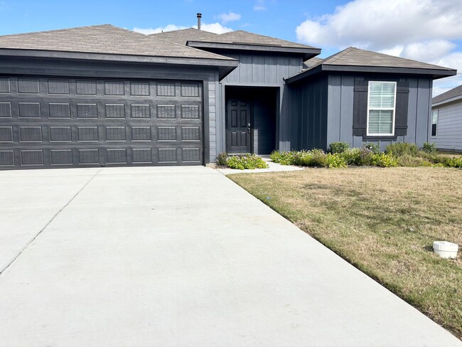 1001 Argonne Frst in Seguin, TX - Building Photo - Building Photo