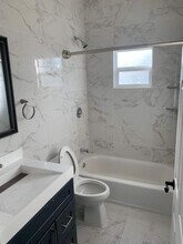 1220 59th St, Unit 1220 in Oakland, CA - Foto de edificio - Building Photo