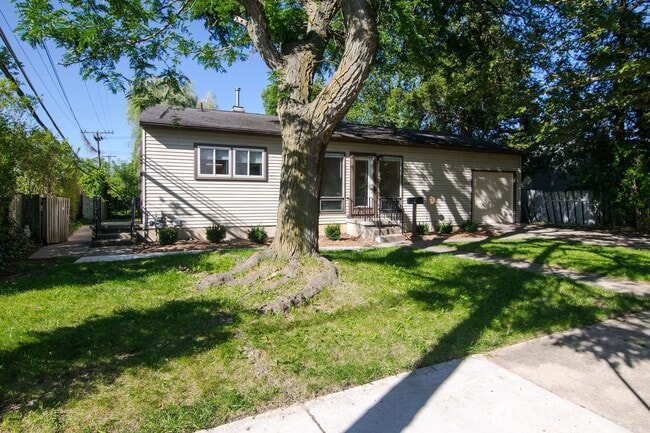 2420 N Circle Dr in Ann Arbor, MI - Building Photo - Building Photo