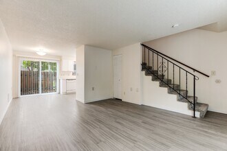 Lake Road Courtyard Apartments in Milwaukie, OR - Building Photo - Building Photo