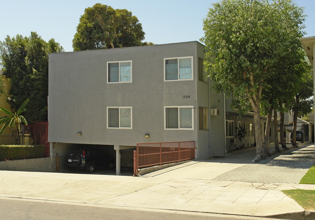 1309 N Poinsettia Pl in Los Angeles, CA - Foto de edificio