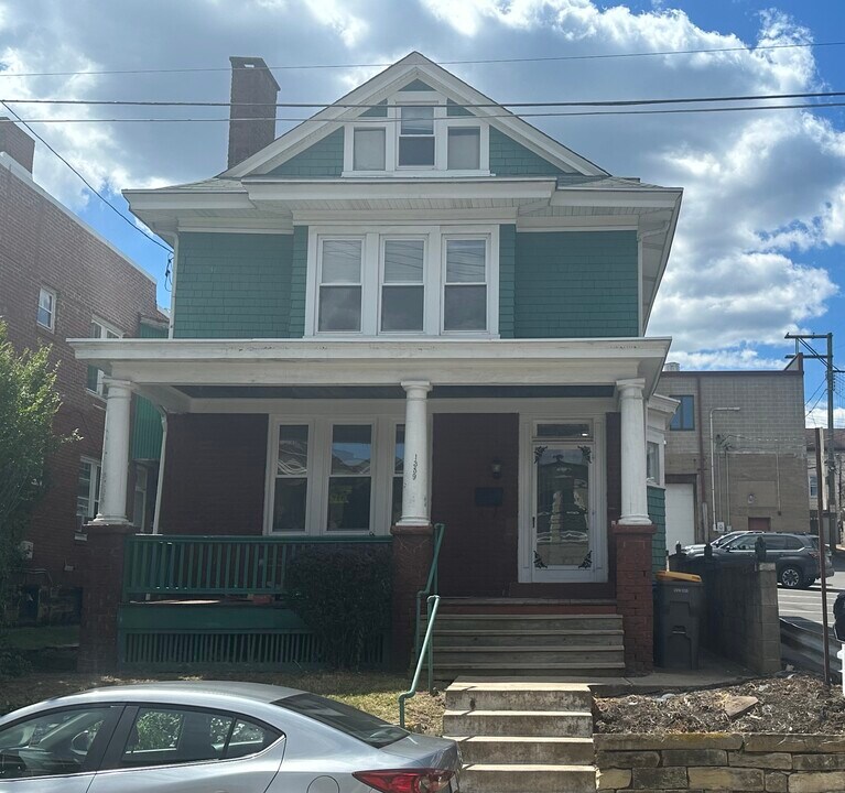 1359 Illinois Ave in Pittsburgh, PA - Building Photo