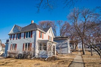 110 North St, Unit #1 in Stoughton, WI - Foto de edificio - Building Photo