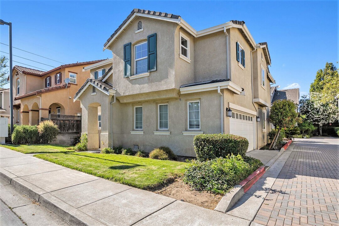 112 Hemingway Common in Martinez, CA - Building Photo