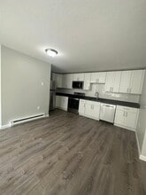 435 Sunderland Rd in Worcester, MA - Building Photo - Building Photo