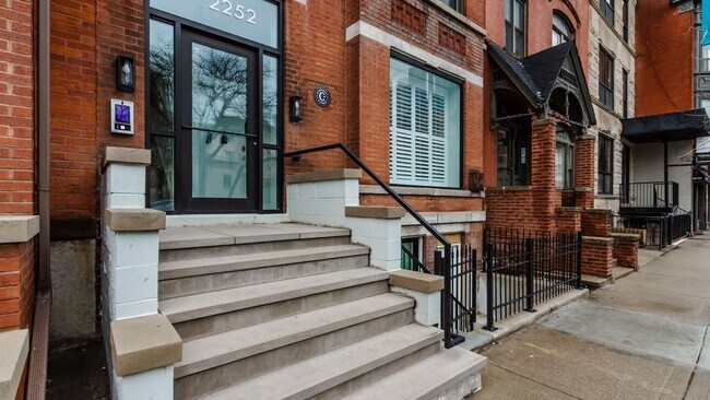 2252 N Clark St, Unit G in Chicago, IL - Building Photo - Building Photo