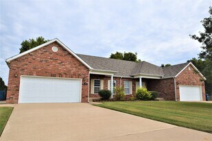 1009 S Gate Cir in Carl Junction, MO - Building Photo