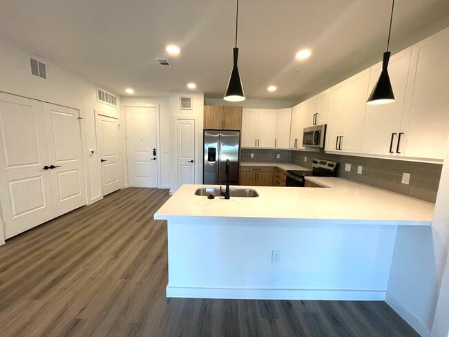 property at 701 Saginaw Sq Blvd