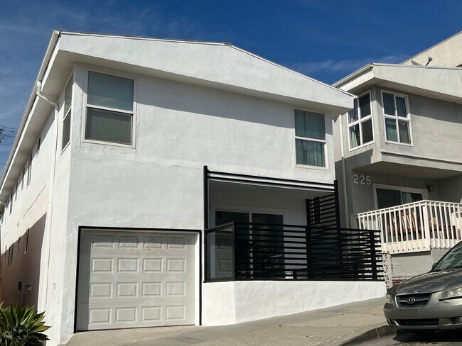 221 Rosecrans Ave, Unit 1 in Manhattan Beach, CA - Foto de edificio - Building Photo