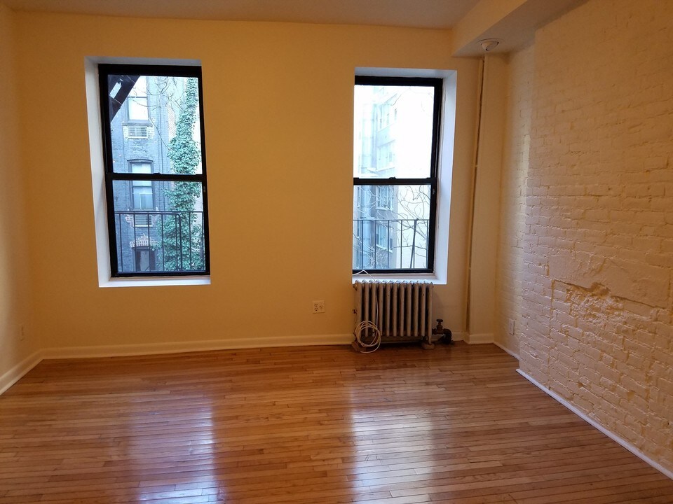327 E 75th St-Unit -8 in New York, NY - Building Photo