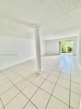 9351 Fontainebleau Blvd in Miami, FL - Foto de edificio - Building Photo