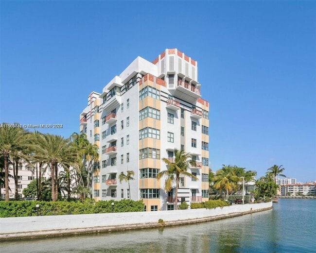 2421 Lake Pancoast Dr, Unit 8A in Miami Beach, FL - Foto de edificio - Building Photo