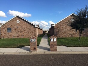 704 DFW Dr, Unit 3 in Edinburg, TX - Foto de edificio - Building Photo