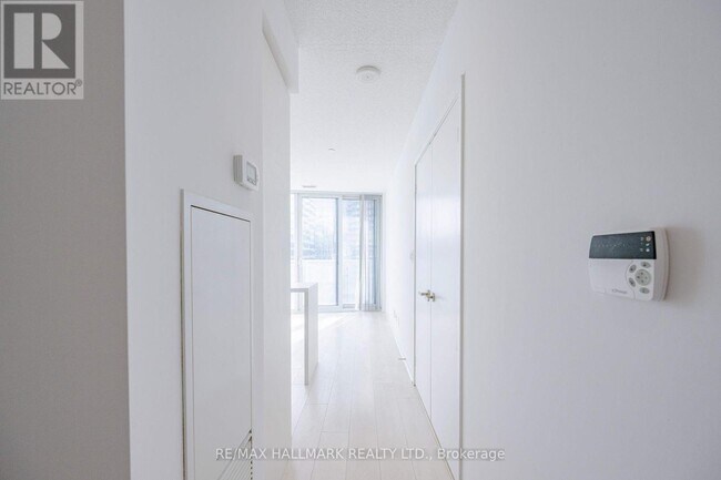 100 Harbour St in Toronto, ON - Building Photo - Building Photo