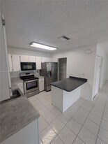 8033 NW 41 Ct in Sunrise, FL - Building Photo
