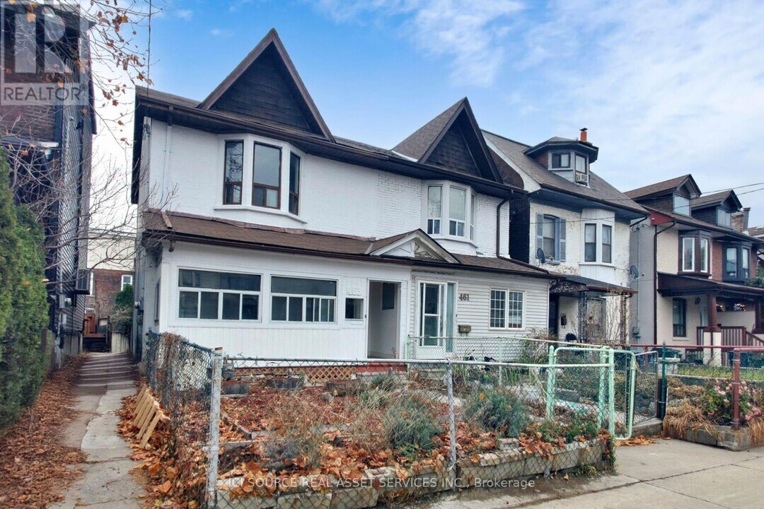 463 Pape Ave in Toronto, ON - Building Photo