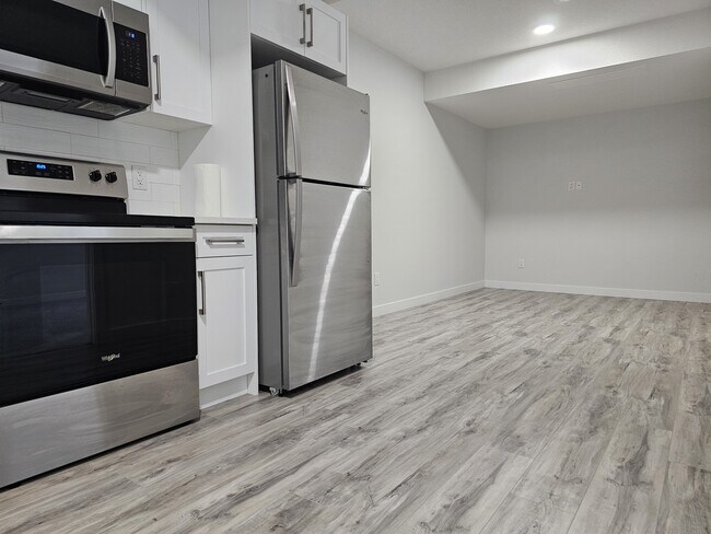 9420 Colak Ln SW in Edmonton, AB - Building Photo - Building Photo