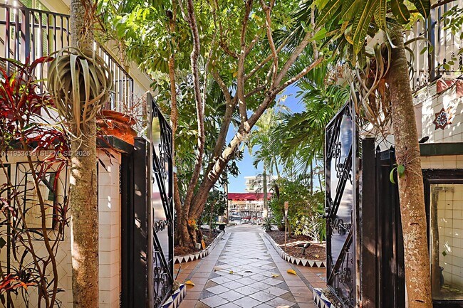 8200 Byron Ave in Miami Beach, FL - Building Photo - Building Photo