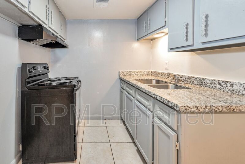 1802 N Wayside Dr Photo