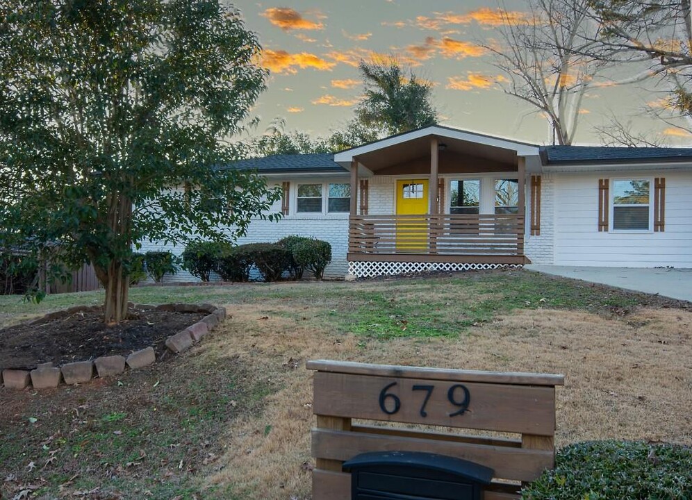 679 Montevista St SW in Atlanta, GA - Foto de edificio