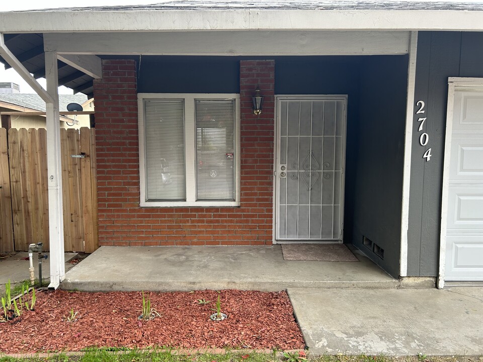 2704 San Ignacio Ave in Modesto, CA - Building Photo