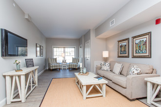 Commonwealth Residences in Wayland, MA - Foto de edificio - Interior Photo