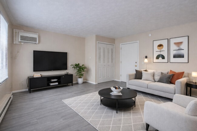 Legends Pointe in Canton, OH - Foto de edificio - Building Photo