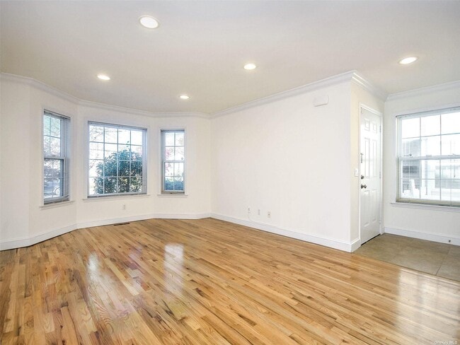 30 Nesaquake Ave in Port Washington, NY - Building Photo - Building Photo