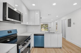 300 W Hidden Valley Blvd in Boca Raton, FL - Building Photo - Building Photo