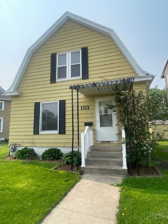 103 Elmwood St in Waterloo, IA - Building Photo